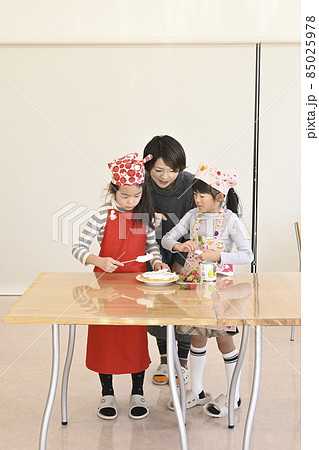 料理教室で、お菓子の作り方を学ぶ小学生の女の子 料理教室で、お菓子の作り方を学ぶ小学生の女の子 85025978