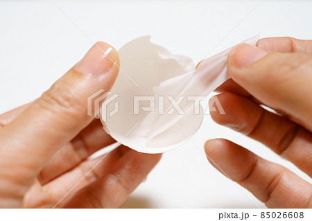 卵殻膜をはがす手元 85026608