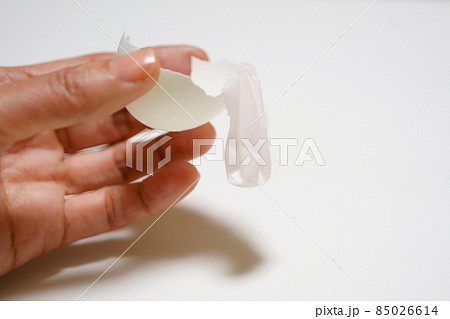 卵の殻と卵殻膜を持つ手 85026614
