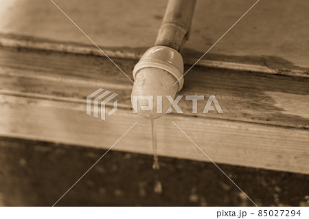 チョロチョロと滴る水 チョロチョロと滴る水 85027294