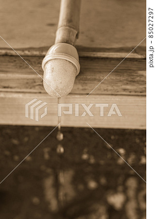 チョロチョロと滴る水 85027297