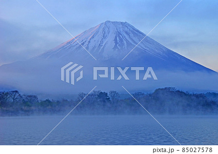富士山と河口湖の早朝に靄が出た幻想的な風景 85027578