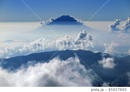 南アルプス 間ノ岳から浮き出るように見える富士山と湧き出る雲、雲海