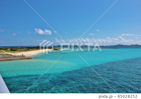 伊平屋島の海　野甫大橋の伊平屋ブルー 85028252