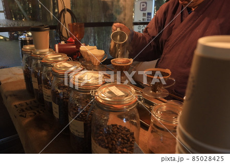 豆を挽いたコーヒーの香りを楽しむ 85028425