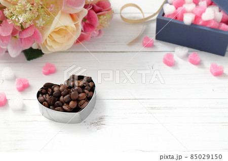 バレンタインデー・ホワイトデーのイメージ|ハート型とお花とリボン バレンタインデー・ホワイトデーのイメージ|ハート型とお花とリボン 85029150