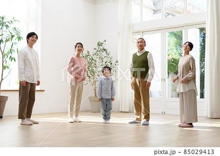 見上げる家族 85029413