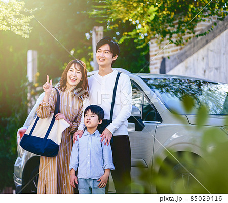 明るい3人家族 85029416