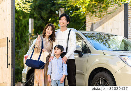 明るい3人家族 85029437