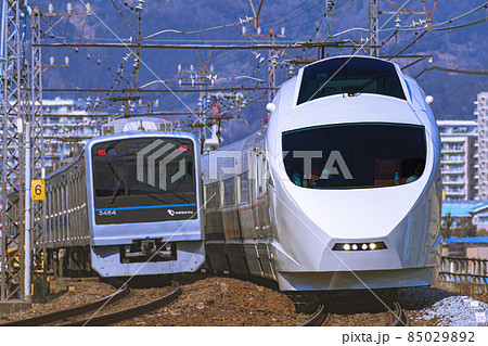 小田急ロマンスカーVSEと3000形のすれ違い 小田急ロマンスカーVSEと3000形のすれ違い 85029892