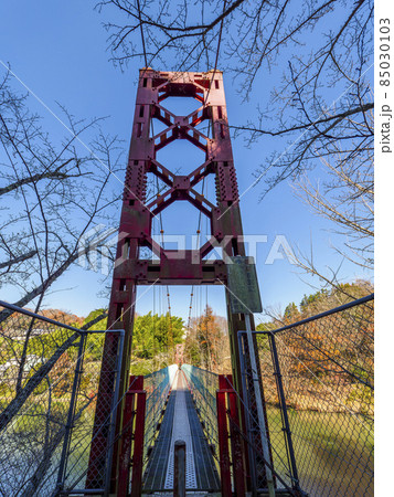 ダム湖に架かる吊橋 85030103