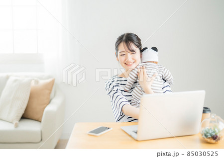 赤ちゃんにゲップをさせる女性 85030525