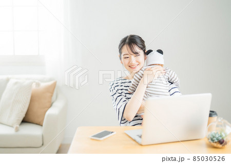 赤ちゃんにゲップをさせる女性 85030526