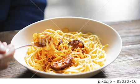 ナス入りミートソースパスタを食べる人 85030716