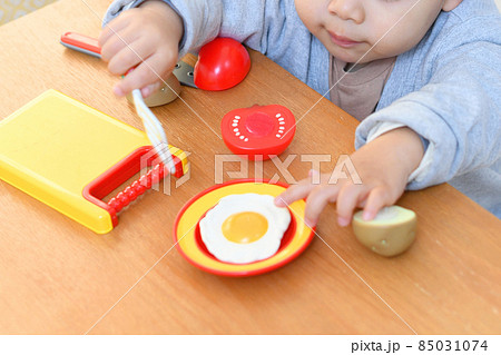 おままごとをする男の子の幼児のイメージ おままごとをする男の子の幼児のイメージ 85031074