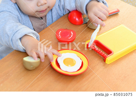 おままごとをする男の子の幼児のイメージ 85031075