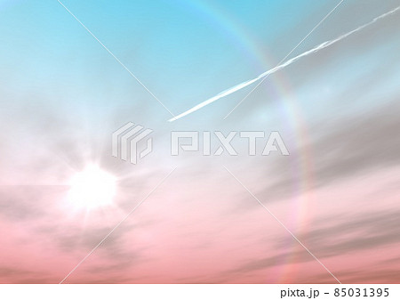 太陽 雲 空 夕陽 夕焼け 飛行機雲 ハロ 虹のリング 反射 背景 壁紙のイラスト素材