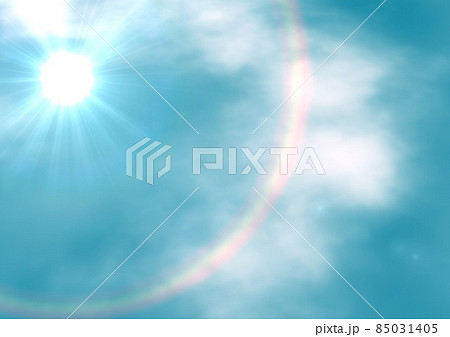 空 薄曇りの中からの晴れ間 太陽光 ハロ 虹のリング 背景 壁紙のイラスト素材