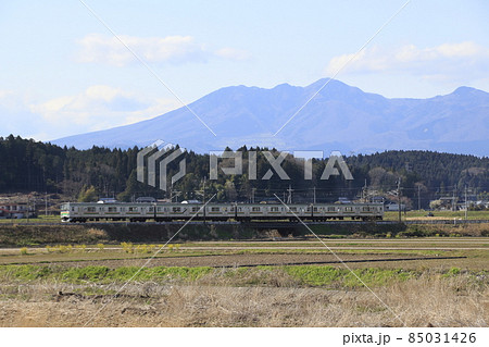 残雪の高原山と宇都宮線205系（元埼京線車両：宇都宮⇔黒磯） 85031426