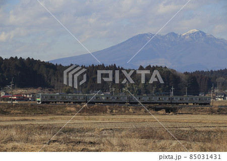 残雪の高原山と宇都宮線205系（元埼京線車両：宇都宮⇔黒磯） 85031431