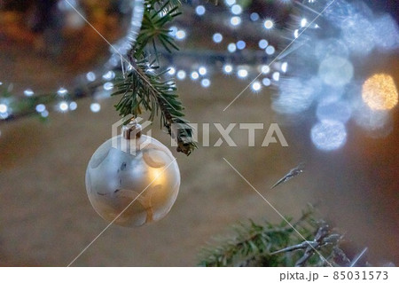 クリスマスツリーのオーナメント銀色と白 クリスマスツリーのオーナメント銀色と白 85031573