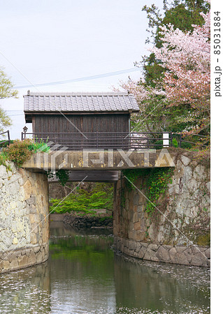 【世界かんがい施設遺産】倉安川・百間川かんがい遺産群の倉安川吉井水門と春の空 岡山県岡山市東区 【世界かんがい施設遺産】倉安川・百間川かんがい遺産群の倉安川吉井水門と春の空 岡山県岡山市東区 85031884