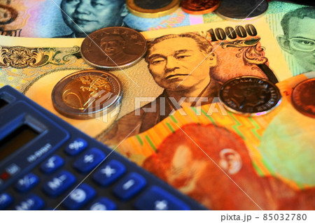 一万円札と世界各国の通貨、紙幣、クローズアップ 85032780