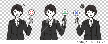 まる・ばつ・さんかくの札を持つスーツを着た女性 まる・ばつ・さんかくの札を持つスーツを着た女性 85033174