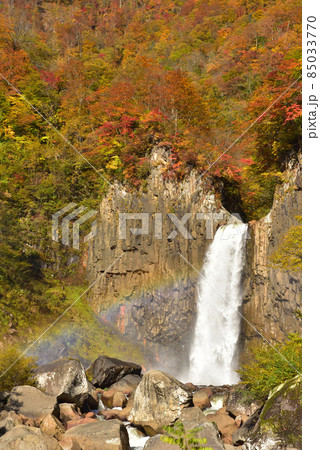 紅葉の中の苗名滝 紅葉の中の苗名滝 85033770