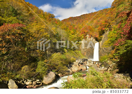 紅葉の中の苗名滝 紅葉の中の苗名滝 85033772
