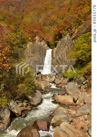 紅葉の中の苗名滝 紅葉の中の苗名滝 85033776
