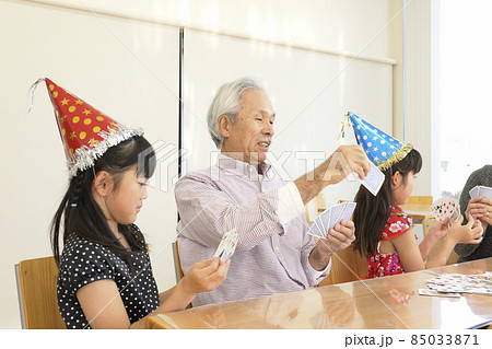 敬老会のお祝いに地元の小学生が、高齢者施設に訪問するイメージ 敬老会のお祝いに地元の小学生が、高齢者施設に訪問するイメージ 85033871