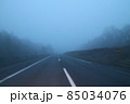 霧に包まれた早朝の高速道路	 85034076