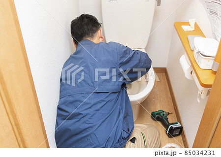トイレの修理をする男性の作業員 トイレの修理をする男性の作業員 85034231
