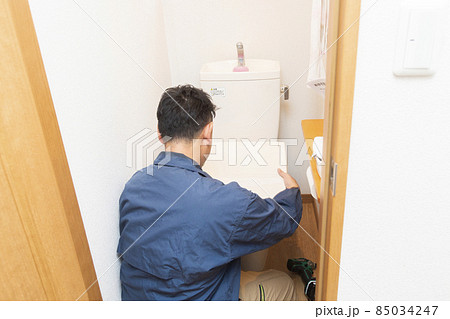 トイレ修理をする男性の修理業者 トイレ修理をする男性の修理業者 85034247