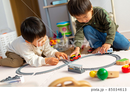 室内で遊んでいる子供　幼児 85034613