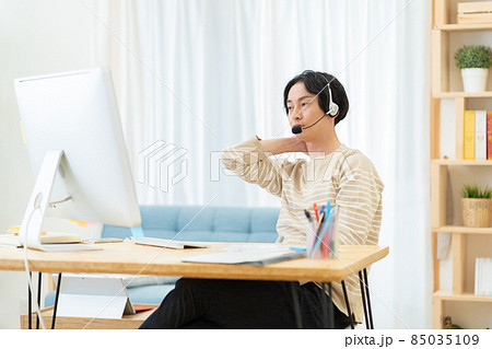 テレワーク　在宅勤務　パソコン　オンラインミーティング 85035109