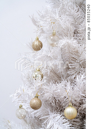 真っ白なクリスマスツリー 85035240