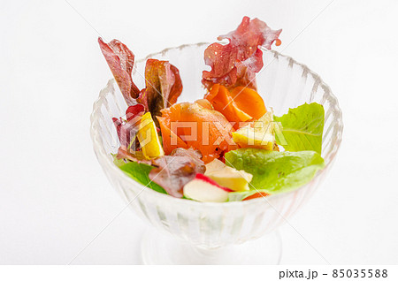 スモークサーモンのカルパッチョ 85035588