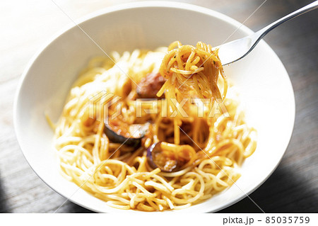 ナス入りのミートソースパスタの匙あげカット　(ピントはフォーク) 85035759