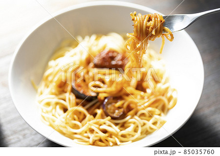 ナス入りのミートソースパスタの匙あげカット (ピントはフォーク) ナス入りのミートソースパスタの匙あげカット (ピントはフォーク) 85035760