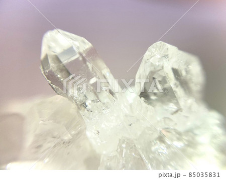 2つの水晶の結晶のクローズアップ 85035831
