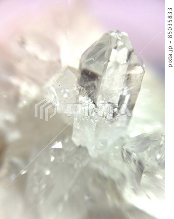 母岩から生える水晶の結晶 85035833