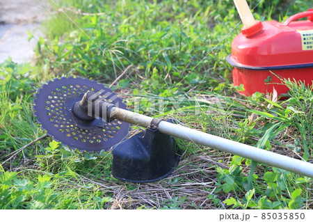 草刈り機とガソリン携行缶(エンジン式草刈機 エンジン式チップソータイプ) 草刈り機とガソリン携行缶(エンジン式草刈機 エンジン式チップソータイプ) 85035850