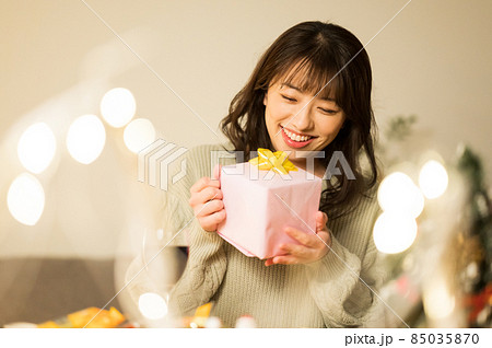 プレゼントを開けようとする女性 プレゼントを開けようとする女性 85035870