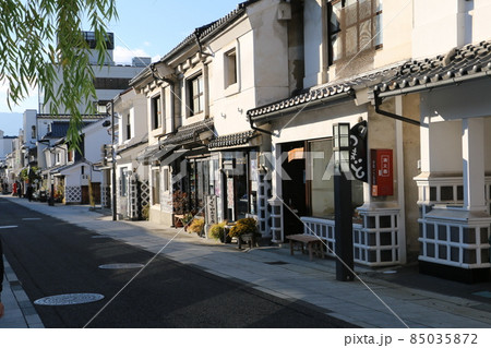蔵造りの街並が続く松本の中町通り 85035872