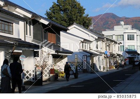 蔵造りの街並が続く松本の中町通り 85035875