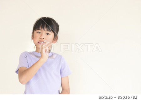 歯磨きする小学生の子ども 歯磨きする小学生の子ども 85036782