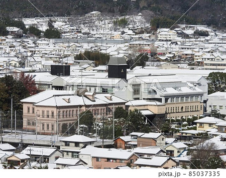 岡山県立津山高等学校：鶴山公園から見た校舎全景（雪景色） 85037335