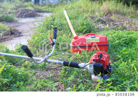 草刈り機とガソリン携行缶（エンジン式草刈機 エンジン式チップソータイプ）の写真素材 [85038106] - PIXTA